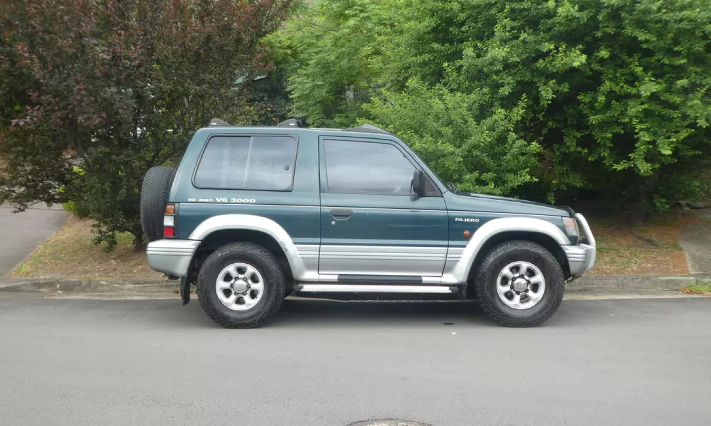 Mitsubishi Pajero Short SWB 3 door NJ green on silver exterior images 1996 (3).png