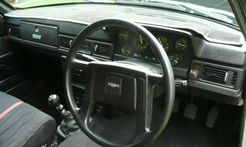 1980 Australian dashboard Volvo 242 GT wheel and instruments.png