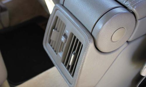 C140 Mercedes Coupe 1997 rear AC vents with leather trim option special.jpg