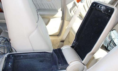 Glove box split lid type open without cup holders of phoen C140 mercedes.jpg
