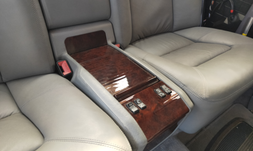 Mercedes C140 rear centre console with grey trim burl timber.png