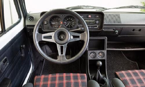 Mk1 Golf GTI Pre-facelift interior dashboard (3).jpg