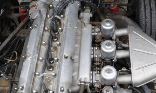 Non US E-type engine with triple SUs.png