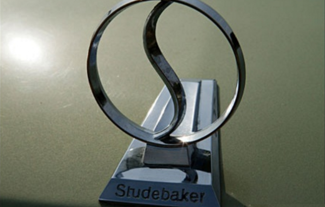 1966 Studebaker Daytona Sport Sedan 6 cylinder 3 badge.png