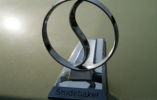 1966 Studebaker Daytona Sport Sedan 6 cylinder 3 badge.png