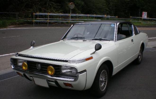 1972 Toyota Crown MS70 Coupe Black vinyl roof on white paint images Japan (2).jpg