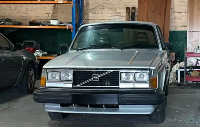 1980 Australian Volvo 242 GT with quad headlamps 2021 (1).png