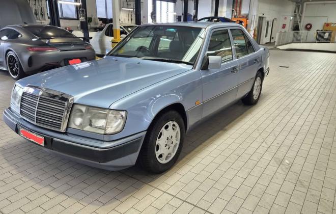 Mercedes 320E W124 sedan Australia Blue (10).jpg