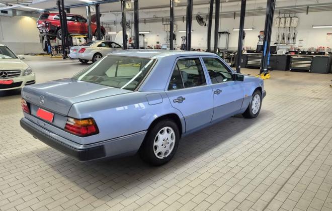 Mercedes 320E W124 sedan Australia Blue (6).jpg