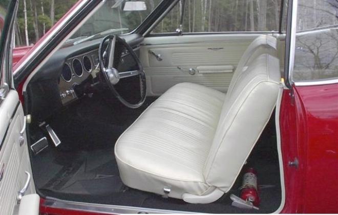 Parchment bench seat GTO 1967 Pontiac.jpg