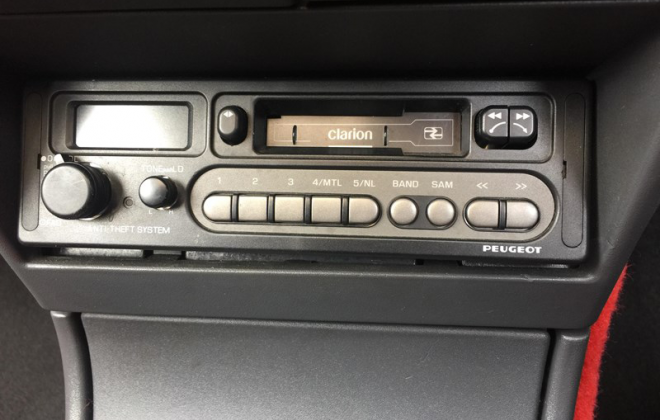 Peugeot 205 GTI 1989 clarion radio.png