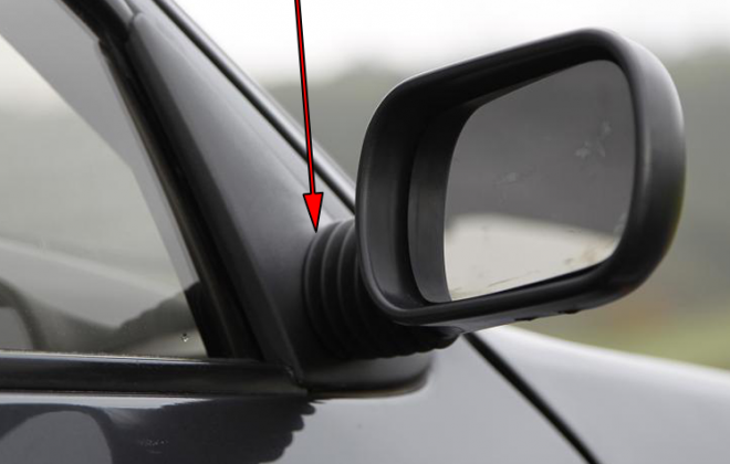 Peugeot 205 GTI side mirror with round base Phase 1.png