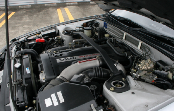 Silver Nissan GTR R32 V-Spec II 1994 engine bay.png