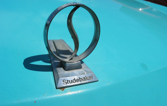 Studebaker hood emblem.png