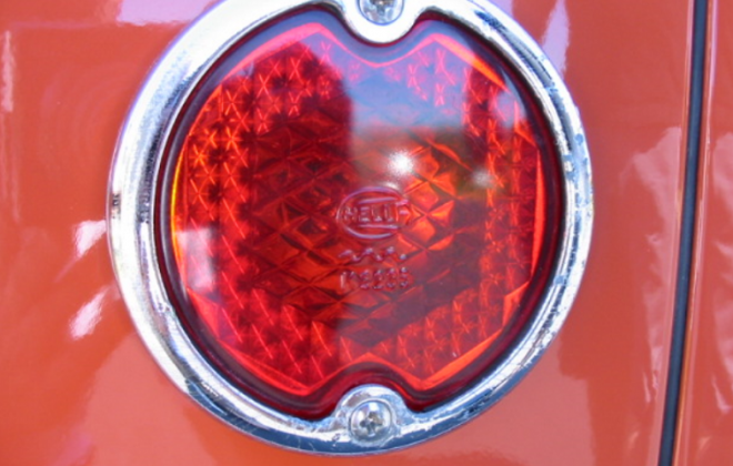US-spec large flat tail lights Volkswagen Deluxe Microbus.png