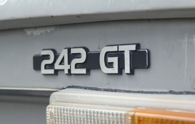 Volvo 242 GT early trunk badge rear badge.png