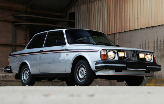 Volvo 242 GT with headlight wipers.png