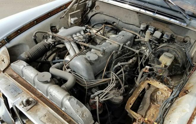 W111 250SE engine coupe (1).jpg