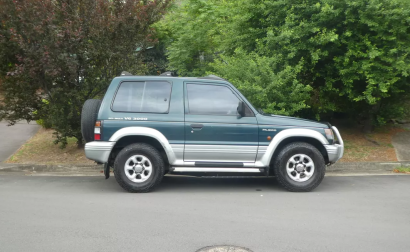 Mitsubishi Pajero Short SWB 3 door NJ green on silver exterior images 1996 (3).png
